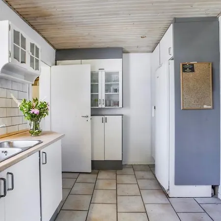 Willa Helt I Og Taet Pa Stranden Koge