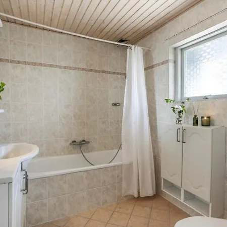 Villa Helt I Og Taet Pa Stranden Koge