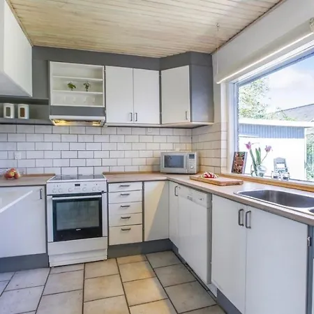 Helt I Og Taet Pa Stranden *