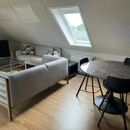 Helt I Og Taet Pa Stranden