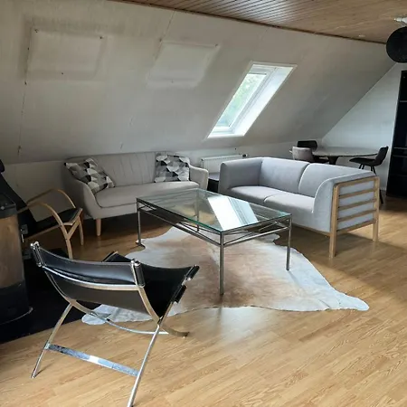 Helt I Og Taet Pa Stranden *