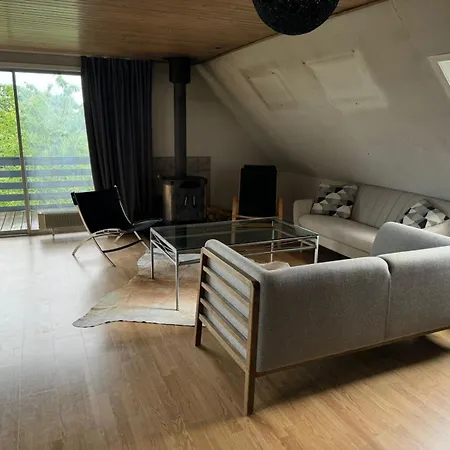 Helt I Og Taet Pa Stranden