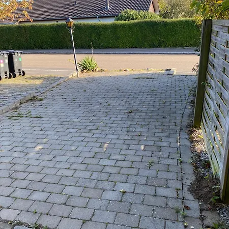 Helt I Og Taet Pa Stranden
