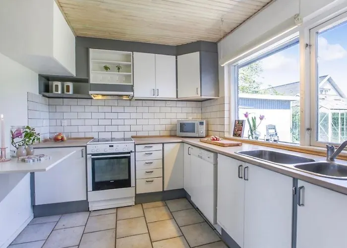 Helt I Og Taet Pa Stranden *