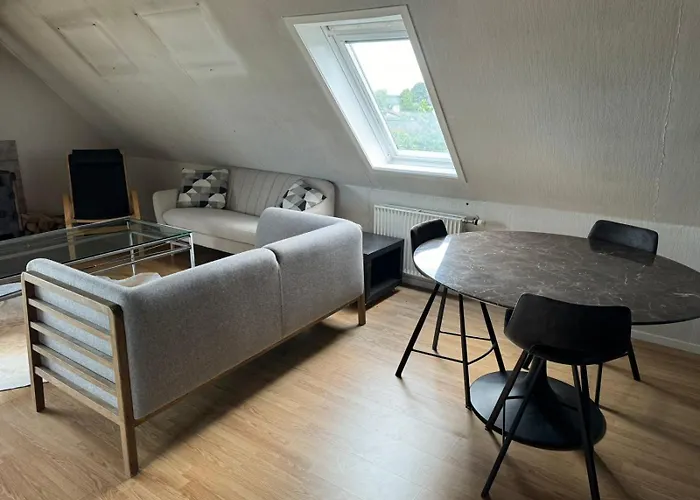 Helt I Og Taet Pa Stranden