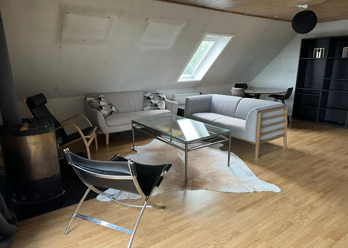 Helt I Og Taet Pa Stranden *