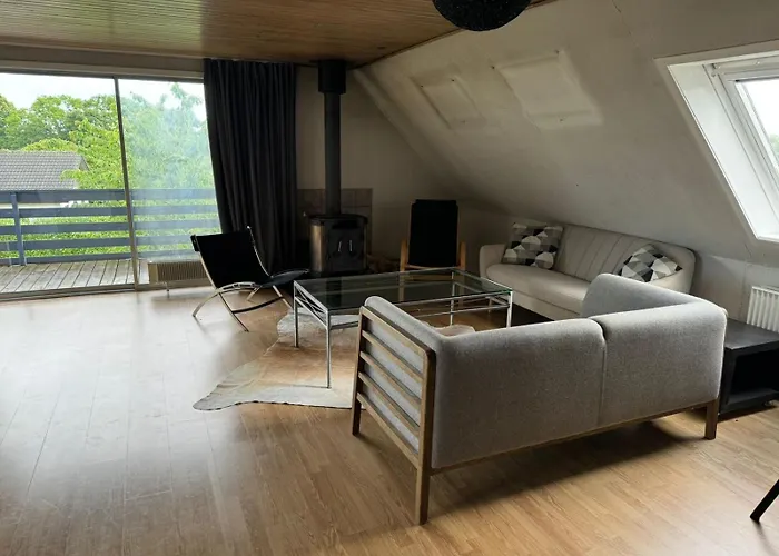 Helt I Og Taet Pa Stranden